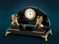 Настольные часы из долерита «Грифончики»